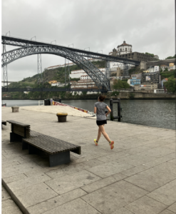 Chica practicando runnig