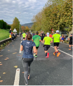 Persona participando en una carrera de running